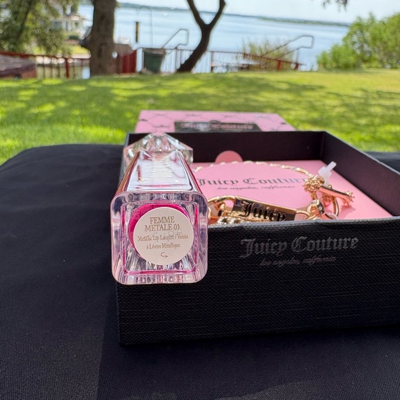 Juicy Couture gift box with beautiful bracelet plus free J.C. lipgloss included - Picture 6 of 16